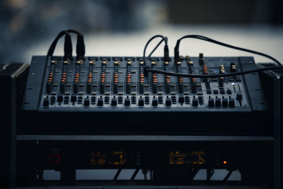 mixer-digital-so-voi-analog-dau-la-lua-chon-phu-hop-cho-nguoi-moi