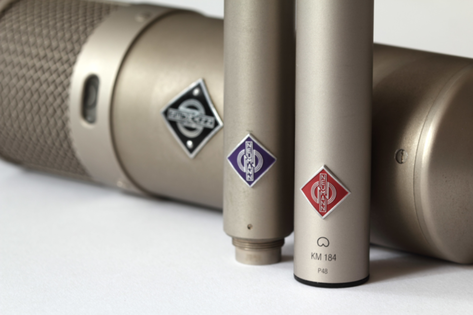 vi-sao-micro-neumann-co-gia-cao-va-lieu-chung-co-thuc-su-dat