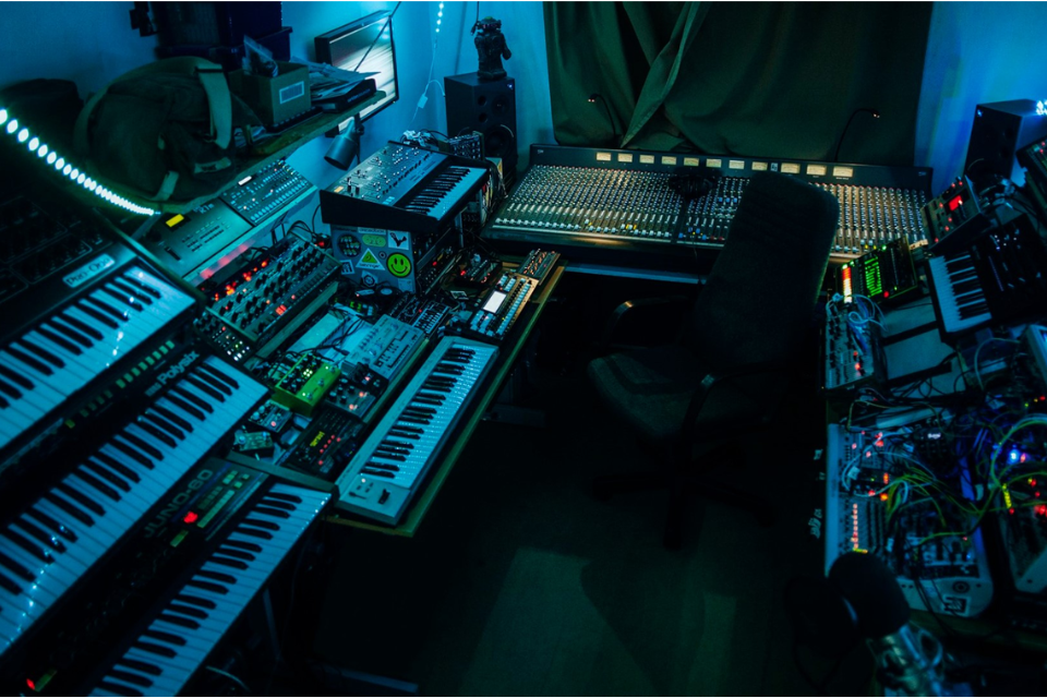 Mixer-Behringer-giai-phap-am-thanh-linh-hoat-cho-phong-thu-va-san-khau-nho