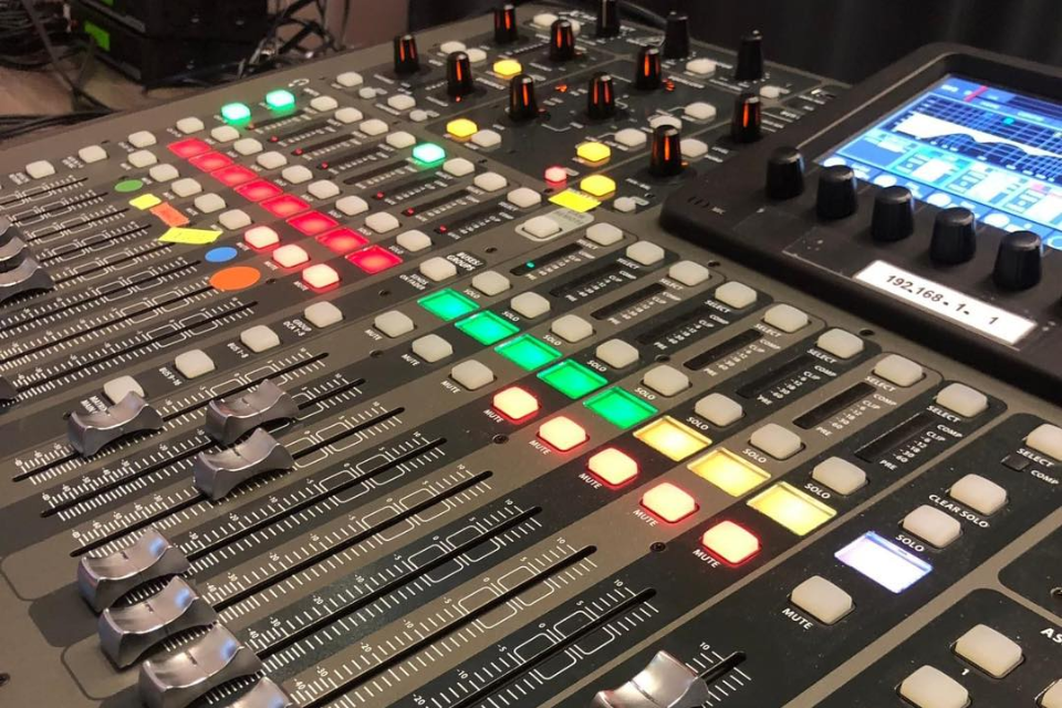 Mixer-Behringer-giai-phap-am-thanh-linh-hoat-cho-phong-thu-va-san-khau-nho