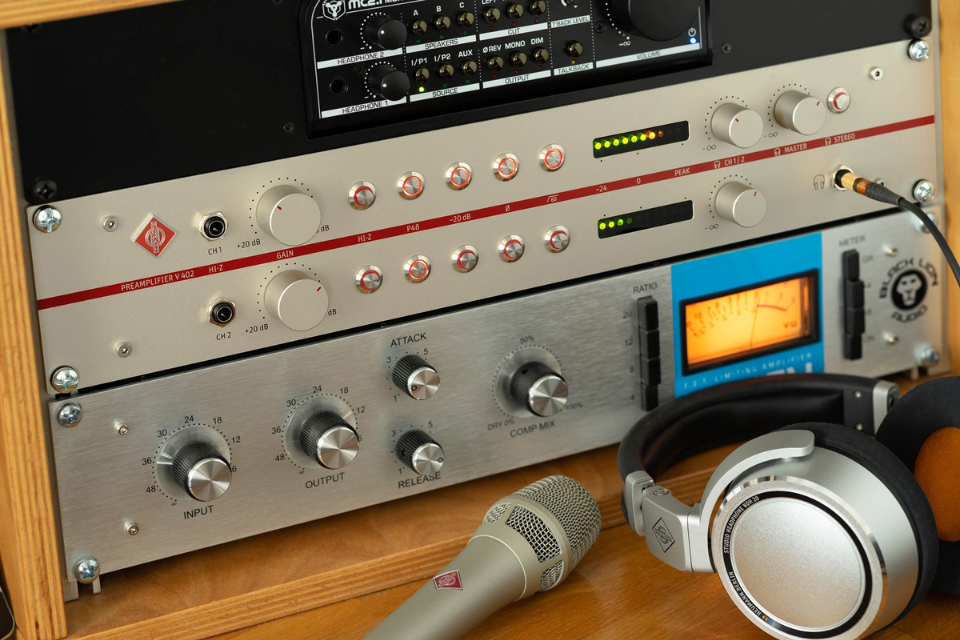 Neumann V 402: Nghệ Thuật Nghe Không Độ Trễ Trong Thế Giới Analog Thuần Khiết