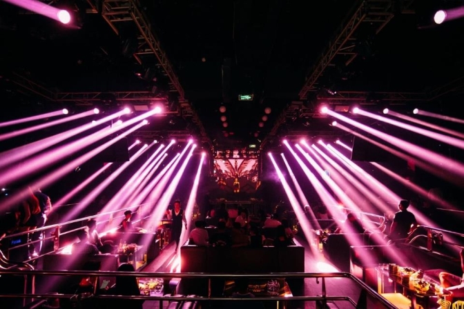 Giải Pháp Chọn Đèn Beam Phù Hợp Cho Bar, Club Và Sân Khấu Chuyên Nghiệp