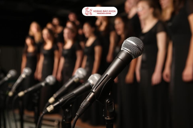 Micro Sennheiser có dây cho ca đoàn trong nhà thờ