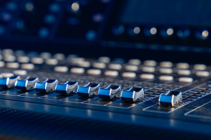 Sự Khác Biệt Giữa Mixer Analog Và Mixer Digital Trong Thực Tế Sử Dụng