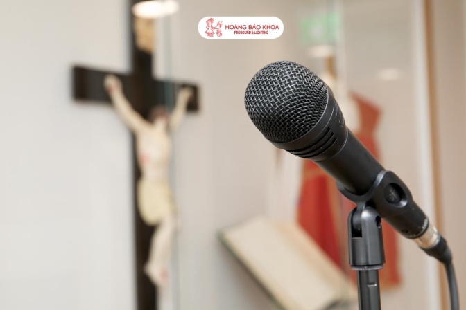 Vì sao hiện tượng hú micro thường xảy ra trong nhà thờ?