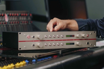 Neumann V 402: Nghệ Thuật Nghe Không Độ Trễ Trong Thế Giới Analog Thuần Khiết